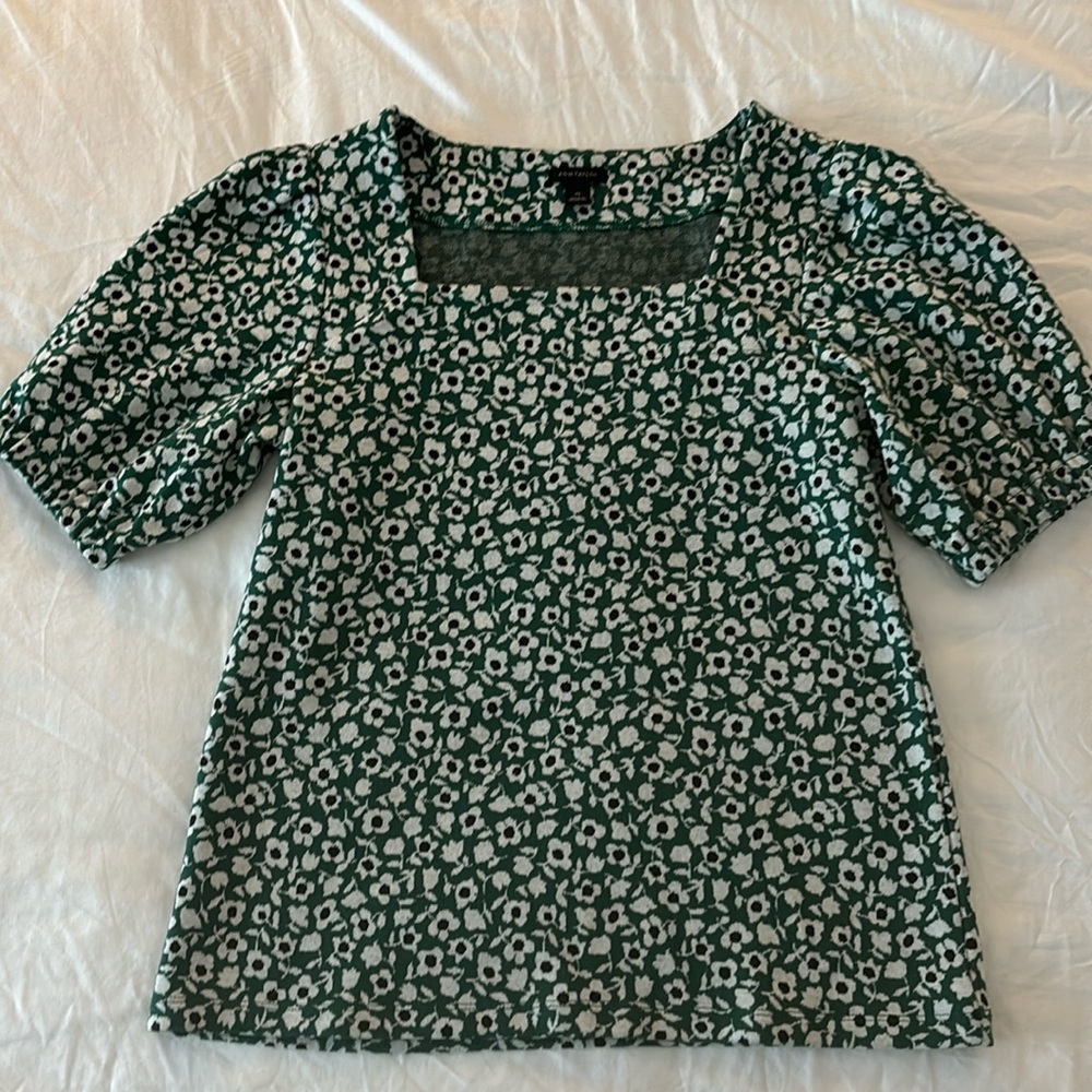 Puffed sleeve floral top